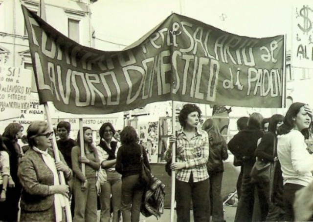 Mestre – Manifestazione del Comitato Triveneto per il SLD.
Mariarosa Dalla Costa (al centro con camicia a quadri) e Rina Damiani reggono uno striscione.
<br> Fonte: <a href=https://www.bibliotechecivichepadova.it/it/collezioni-biblioteca/dalla-costa>Archivio Mariarosa Dalla Costa, in Biblioteca civica di Padova</a>.